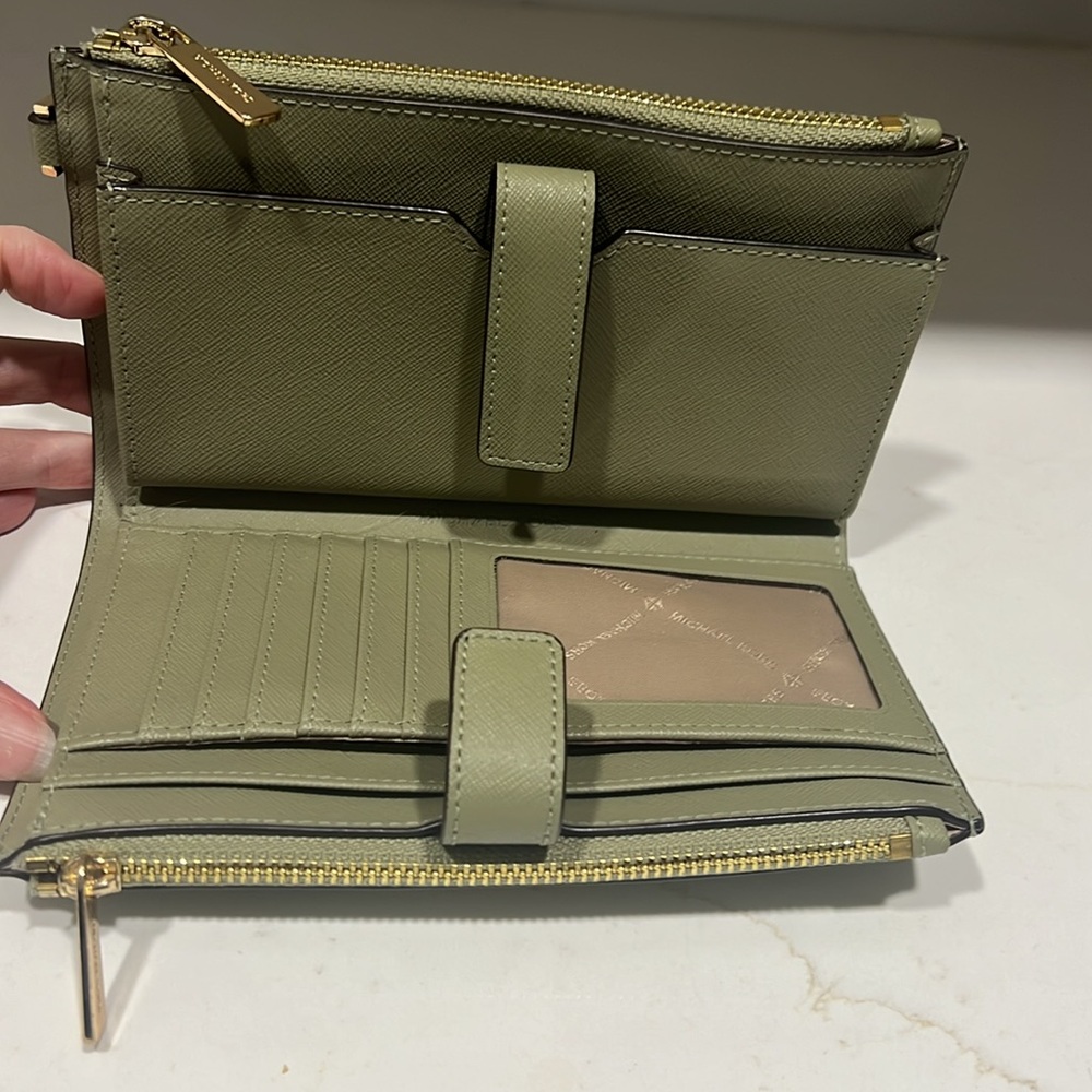 Michael Kors wallet - Picture 2 of 2